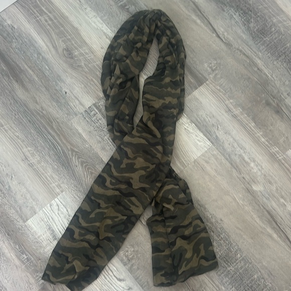 studio s Accessories - Studio S Camo Scarf EUC